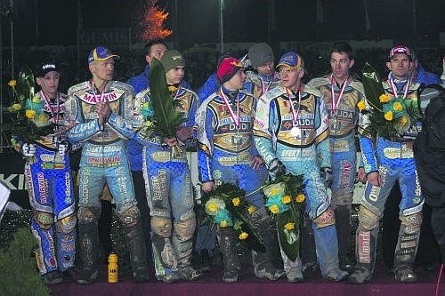 Wicemistrzowie Polski na podium w Toruniu. Od lewej: Przemysław Pawlicki, Krzysztof Kasprzak, Jurica Pavlic, Jarosław Hampel, Damian Baliński, Robert Kasprzak, Troy Batchelor i Leigh Adams