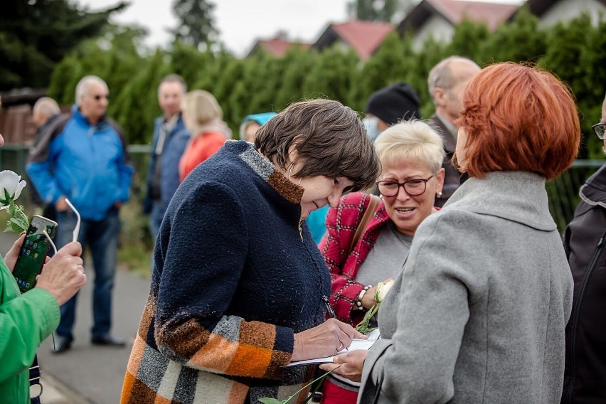 Wałbrzych: Protest pod szpitalem. Słowne utarczki zwolenników i przeciwników Romana Szełemeja (ZDJĘCIA)