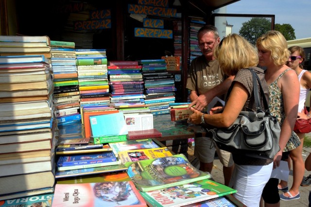 Stoiska przy dworcu PKS to jedno najpopularniejszych miejsc handlu używanymi książkami