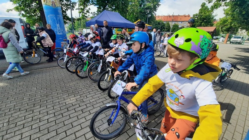 Dynamiczna pogoda nie przeszkodziła miłośnikom rowerów. "Dziecięcy Maraton Rowerowy" w Zgorzelcu za nami