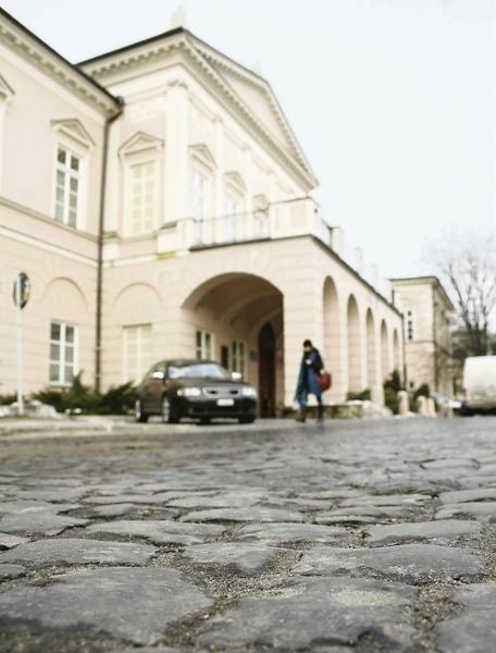 Parking przed Wydziałem Politologii będzie do czasu przebudowy placu, później zniknie.