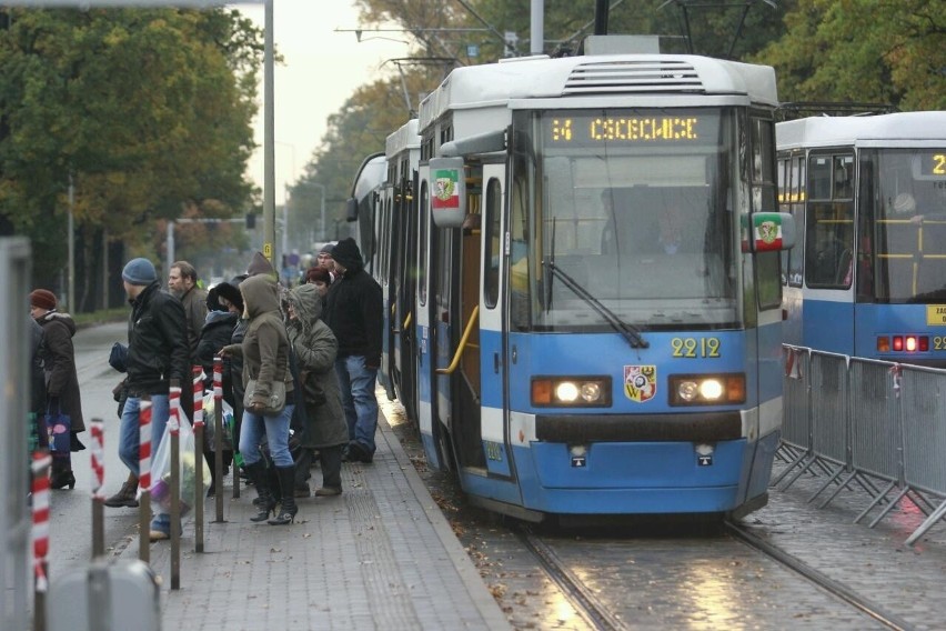 WSZYSTKICH ŚWIĘTYCH: Sprawdź co się dzieje na wrocławskich cmentarzach (ZDJĘCIA)