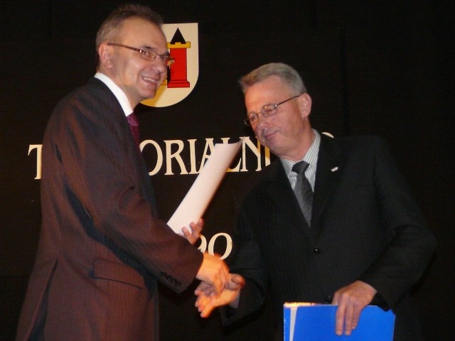 Burmistrz Miłosz Naczyński (z lewej) z Krzysztofem Zawiszą
