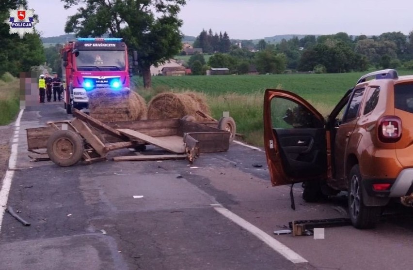 Wóz z sianem odczepił się i uderzył w osobówkę. Kierowca ciągnika nie zorientował się od razu 