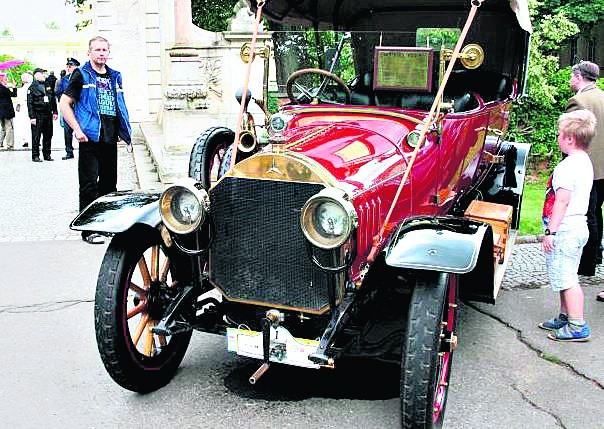 Najstarszy zarejestrowany w naszym województwie samochód, to Mercedes Benz, model 10/20 HP. W bazie CEPiK figuruje z datą 1912. Ma więc okrągłą setkę. Szczęśliwcy mogli go zobaczyć na  paradzie mercedesów, dwa lata temu w Warszawie.