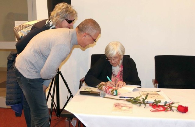 Teresa Prokop podpisuje tomik swoich wierszy
