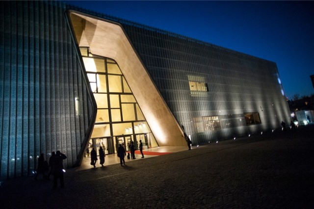 Muzeum Polin w 2013 roku przeniosło się do nowej siedziby, a od października 2014 roku można oglądać tam wystawę stałą.

W zbiorach muzeum znajdują się eksponaty dokumentujące trudną i skomplikowaną przeszłość narodu żydowskiego. Znajdziemy tam przede wszystkim wiele unikatowych przedmiotów: są pamiątki po Irenie Sendlerowej, listy pisane jeszcze przed II wojną światową, jedyny ocalały element wyposażenia synagogi w Zgierzu, a także sporo przedmiotów codziennego użytku - buty i drewniana walizka Marka Oberländera jeszcze z okresu wojennego, papierośnica czy zestaw talerzy do śledzików. 

Bilety indywidualne na wystawę stałą kosztują 25 i 15 zł. Wejściówki łączone na wystawę stałą oraz czasową dostępne są w cenie 30 i 20 zł, a tylko na wystawę czasową 12 i 8 zł.

Adres: Muranów, ul. Mordechaja Anielewicza 6

Czytaj też: Najciekawsze muzea w Warszawie. Neony, naparstki i... ząb megalodona [PRZEGLĄD]