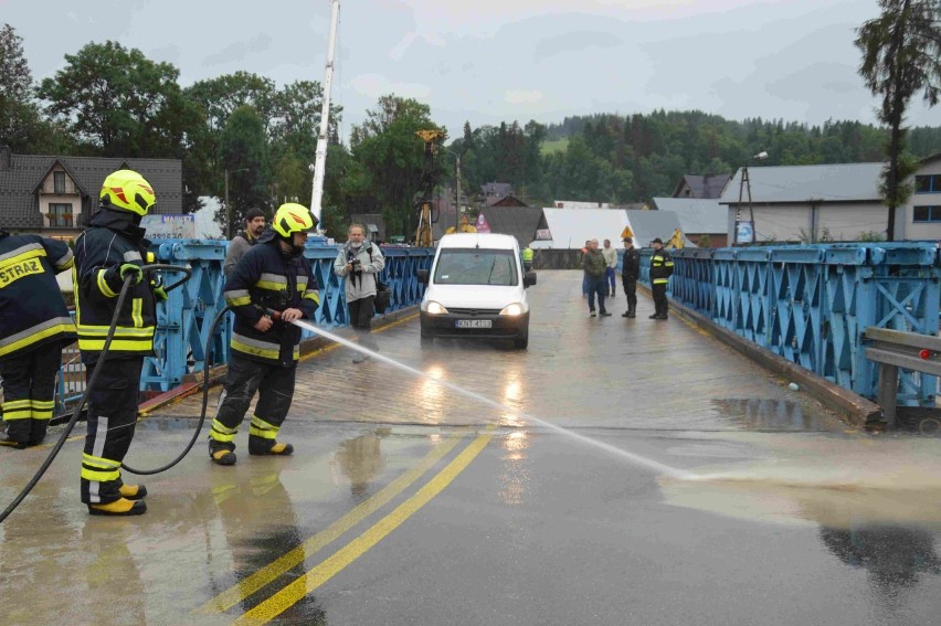 Podhale. Most w Biały Dunacu ocalał. Policja wpuściła tam auta [ZDJĘCIA]