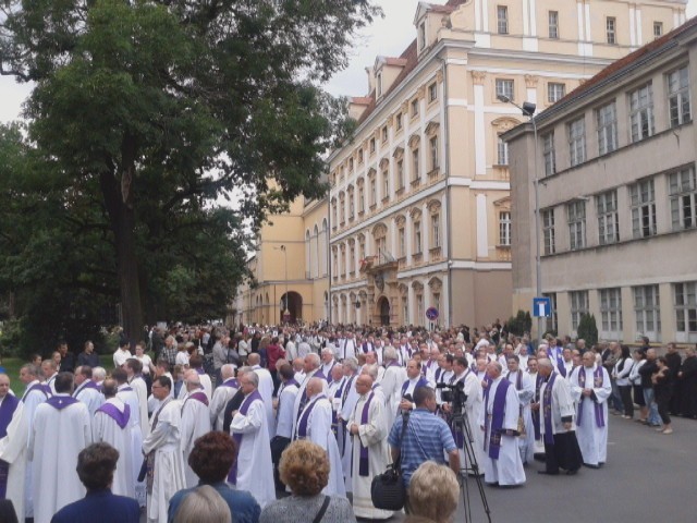 W pogrzebie ks. Waldemara Irka uczestniczyły setki...