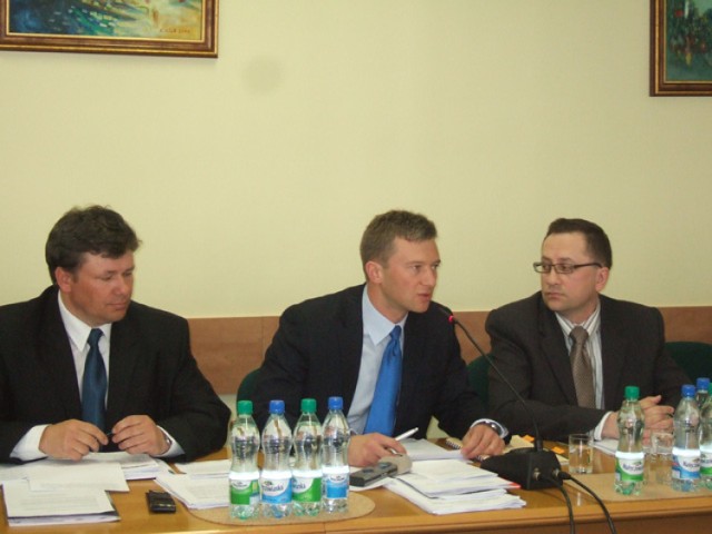 Piotr Mrugała (w środku) twierdzi, że to Zdzisław Kałamaga przekroczył swoje kompetencje zlecając kontrolę w muzeum.