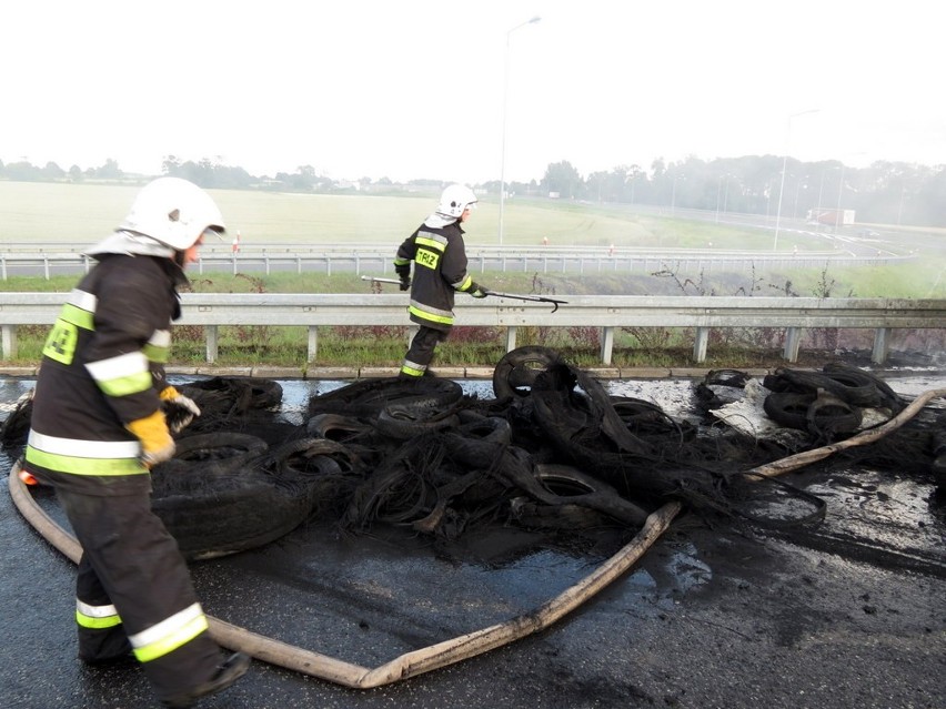 Pożar na autostradzie A4: Spłonął tir wypełniony oponami (ZDJĘCIA)