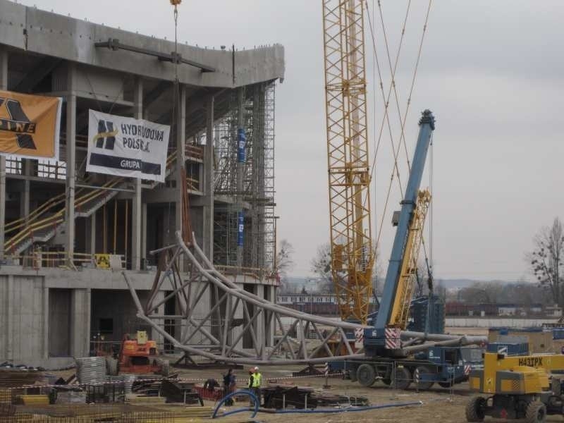 Gdańsk: Na stadionie na Letnicy ustawiony został pierwszy element dachu (zdjęcia)