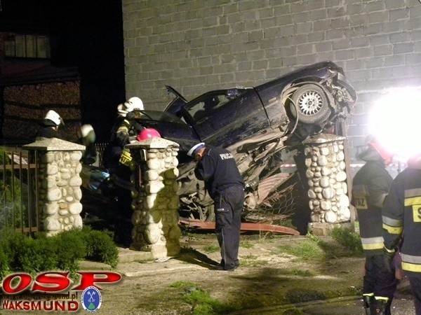 Nocny wypadek w Waksmundzie. Auto zawisło na płocie