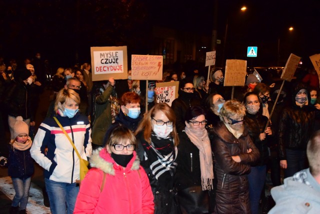 W strajku kobiet w Janikowie wzięło udział kilkaset osób