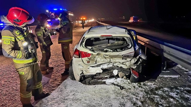 Wypadek w Cedrach Małych: Jedna osoba poszkodowana w zderzeniu 2 samochodów osobowych 15.12.2022 r. na ekspresowej S7