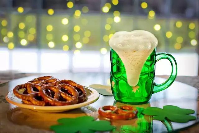 Kolor zielony w piwie to także zasługa barwnika. Najczęściej barwi się typowe “jasne pełne”, a pretekstem do tego są coroczne obchody dnia Świętego Patryka, podczas, których na zielono barwi się wszystko, co tylko daje się zabarwić na zielono. Przeważnie piwa tego typu należy szukać w Irish Pubach: Molly Malone's Irish Pub (Krakowskie Przedmieście 41),  Irish Pub, (ul. Miodowa 3),  Emerald Irish Pub (Aleje Jerozolimskie 4),  czy w Gnieździe Piratów, (Ogólna 5). Aby móc spróbować kolorowego, piwa będzie musieli jednak poczekać do 17 marca. Znacznie lepszym pomysłem będzie jednak spróbować piwa w stylu Berliner Weisse. To kwaśne, barwione naturalnie, często zielone w kolorze piwo pochodzące z Niemiec.