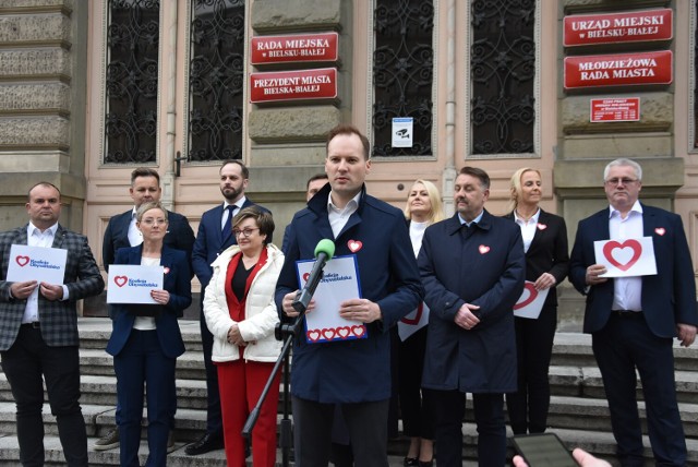 Konferencja przed bielskim Ratuszem.