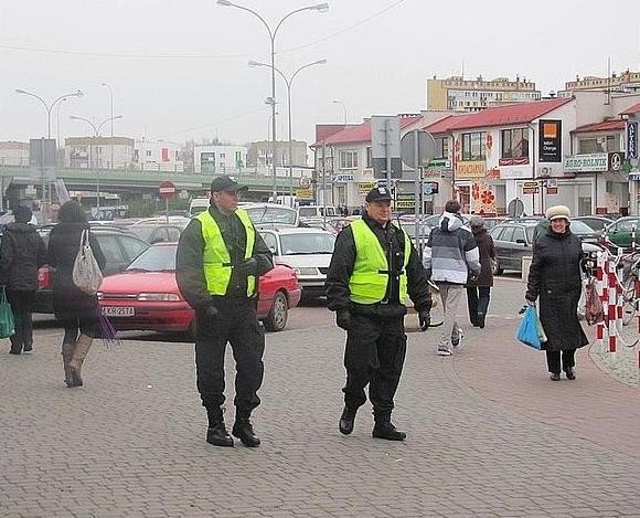 Patrol na targowisku w Stalowej Woli.