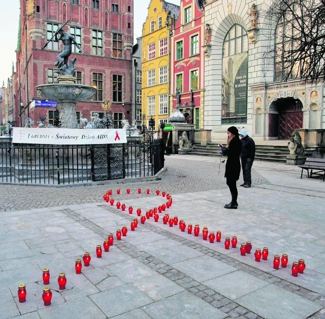 Czerwona kokarda ułożona ze zniczy to symbol walki z AIDS