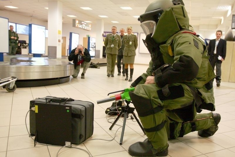Wrocław: Robot szukał bomby na lotnisku (ZDJĘCIA i FILM)