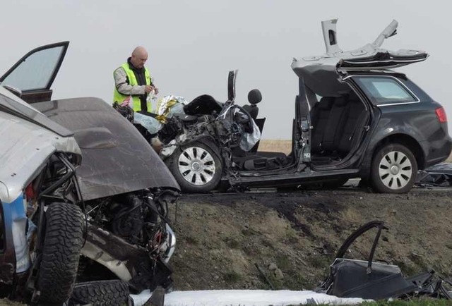 Cztery ofiary śmiertelne i trzy osoby w ciężkim stanie przetransportowane do szpitala to bilans wypadku, do którego doszło w sobotę rano na drodze krajowej nr 5 (Wrocław-Strzegom-Lubawka) w pobliżu miejscowości Osiek w gminie Kostomłoty.  Cztery kobiety, które zginęły w tym wypadku, to mieszkanki Jeleniej Góry: 49-letnia matka z dwiema córkami (miały 14 i 24 lata) i jej 50-letnia siostra. - Straszna tragedia. To była nasza koleżanka, pracowała w policji sądowej - mówił o 49-latce Bogumił Kotowski z jeleniogórskiej policji. Zobacz więcej zdjęć z wypadku