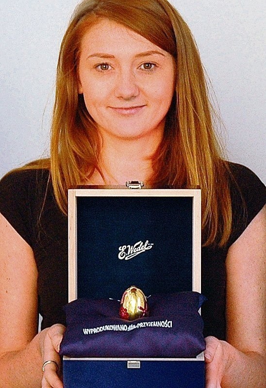 Agata Zeman prezentuje złotą pisankę wartą 5 tys. zł