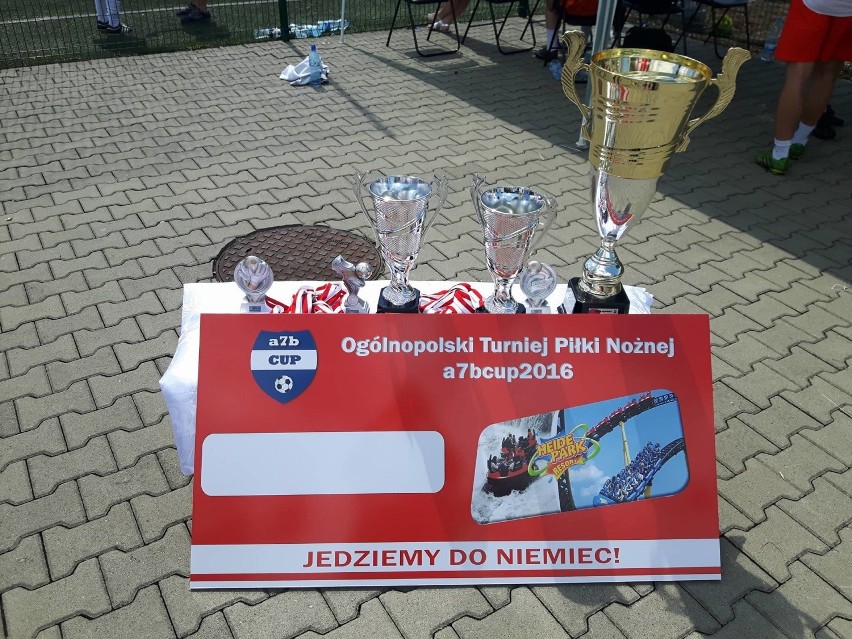  Drużyna Rulis Usługi Budowlane z Sierakowic wygrała Ogólnopolski Turniej Piłki Nożnej  Szóstek