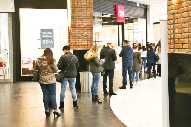 Galerie handlowe znów otwarte. Kolejki przed sklepami we wrocławskich galeriach handlowych