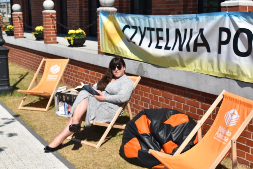 Pleszew. Stacja literacka, czyli "Czytelnia pod chmurką" przy pleszewskiej bibliotece