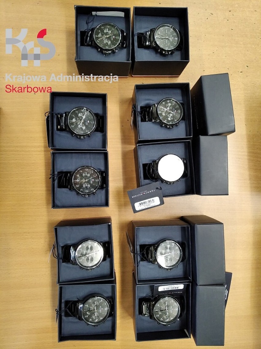 Podrobione zegarki i biżuteria odkryte w przesyłkach z Chin w Oddziale Celnym Pocztowym w Pruszczu