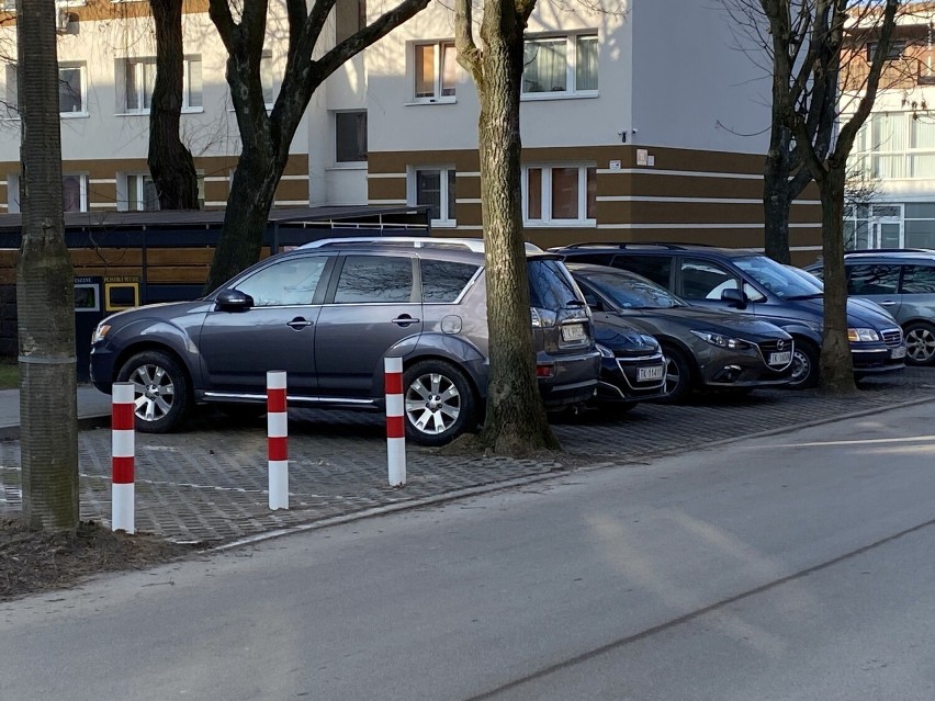 Zagrodzili parking słupkami na ulicy Wiśniowej w Kielcach. Mieszkańcy zbulwersowani. Zobacz zdjęcia 