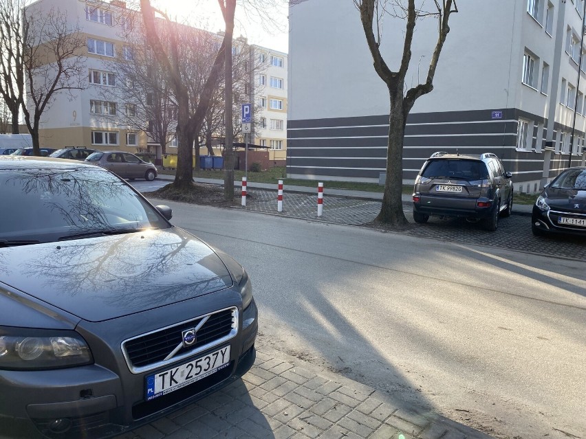 Zagrodzili parking słupkami na ulicy Wiśniowej w Kielcach. Mieszkańcy zbulwersowani. Zobacz zdjęcia 