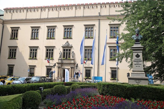 Flagi w biało-niebieskich barwach pojawiły się na budynku urzędu miasta, a także na masztach przed magistratem na placu Wszystkich Świętych