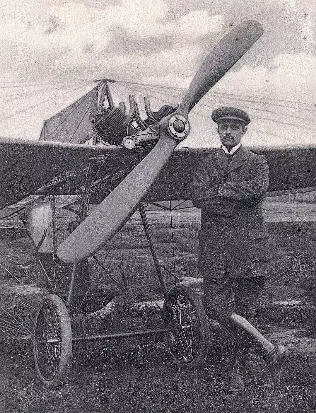 Inż. Willy Kanitz na tle samolotu Grade-Eindecker. W lecie 1910 roku Kaniz wykonał na nim pierwszy historyczny lot nad Piłą. W konstrukcji tej pilot siedział pod skrzydłem, opierając nogi o oś kół. Czterocylindrowy silnik pozwalał osiągnąć prędkość maksymalną rzędu 60 km/h.