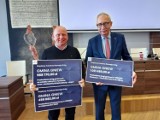 Burmistrz Maciej Czarnecki odebrał czeki z dofinansowaniem drogowych inwestycji