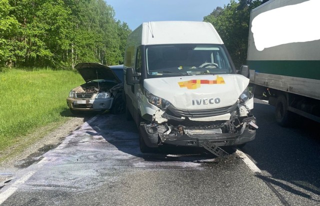 Trzy samochody dostawcze zderzyły się w Cierpicach pod Toruniem.