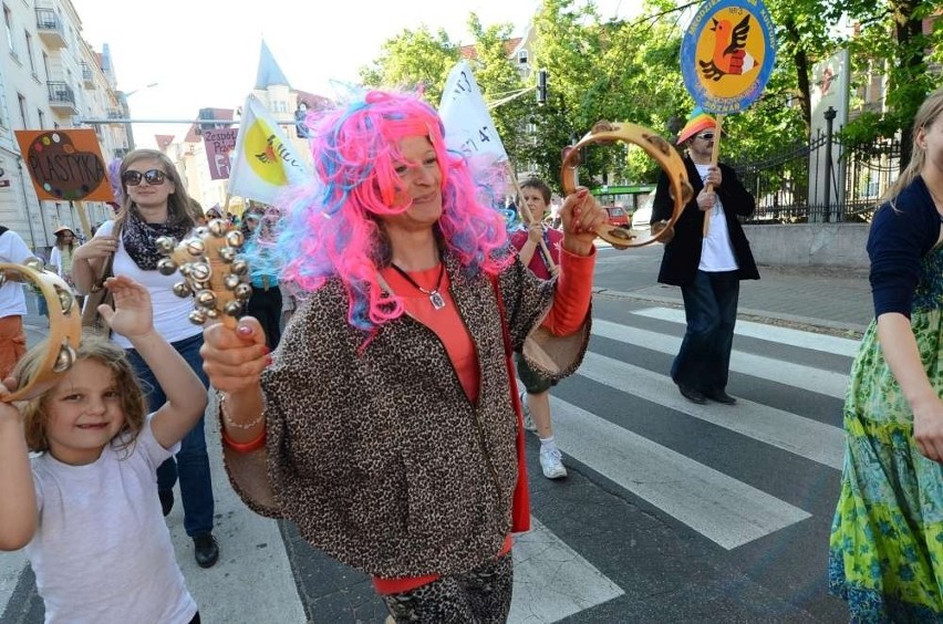 Kolorowa parada z okazji Dni Łazarza przeszła ulicą...