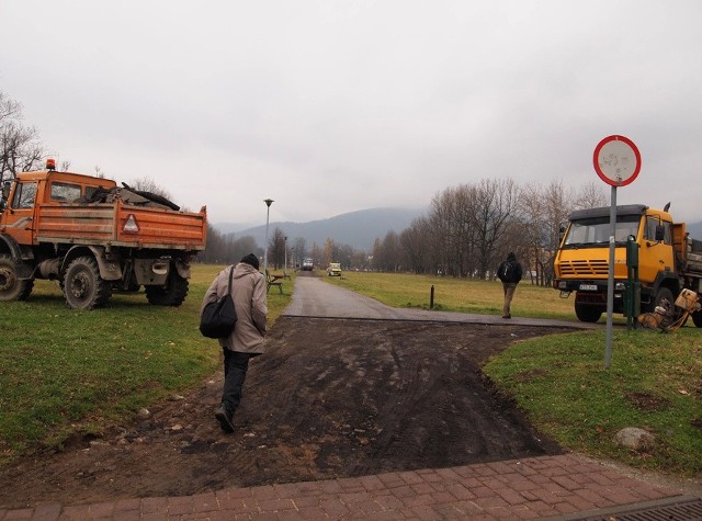 W poniedziałek robotnicy rozpoczęli zrywanie asfaltu na alejkach górnej Równi Krupowej