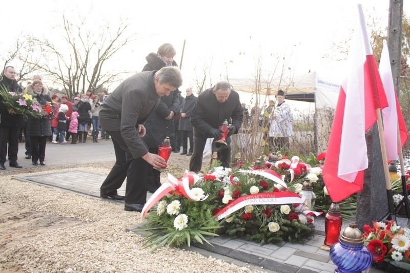 Odsłonięto pomnik upamiętniający ofiary katastrofy pod Szczekocinami [ZDJĘCIA]