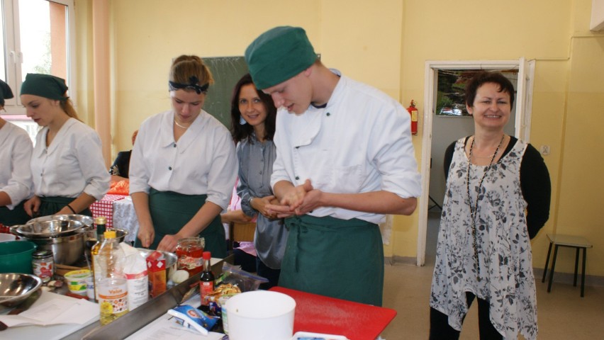 Uczniowie podczas przygotowywania potraw