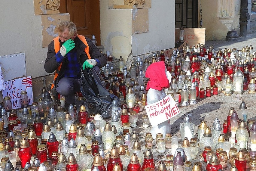 Piotrkowska Wyrzucili znicze zapalone przez protestujących przed łódzką siedzibą PiS ZDJĘCIA