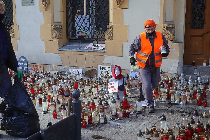 Piotrkowska Wyrzucili znicze zapalone przez protestujących przed łódzką siedzibą PiS ZDJĘCIA