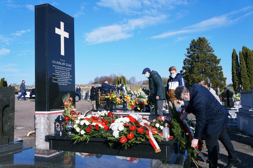 Rodzina, przyjaciele i znajomi modlili się przy grobie śp. senatora Stanisława Zająca [ZDJĘCIA]