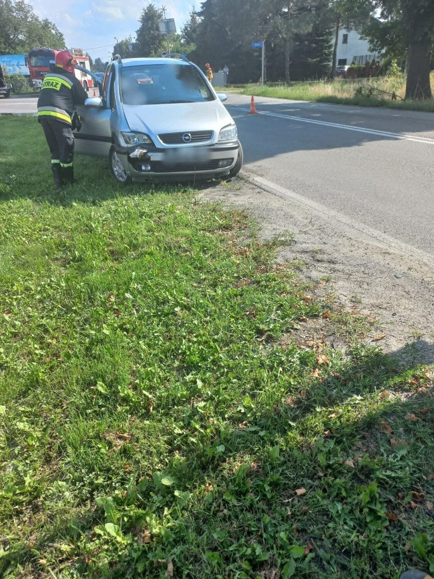 Tarnów. Zderzenie samochodów osobowych na skrzyżowaniu ulic Niedomickiej z Mroźną na DW 973. Jedna osoba trafiła do szpitala