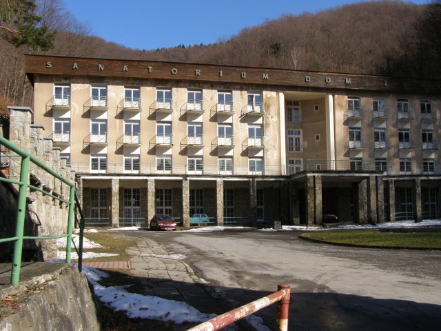 Sanatorium Dom Zdrojowy w centrum Żegiestowa