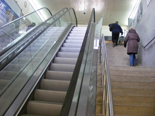 Rozbudowa linii Poznańskiego Szybkiego Tramwaju trwa. Ruchome schody prowadzące z Dworca Zachodniego do tunelu zostały zamontowane, ale podróżni mogą korzystać tylko ze schodów tradycyjnych, które nie są zbyt szerokie