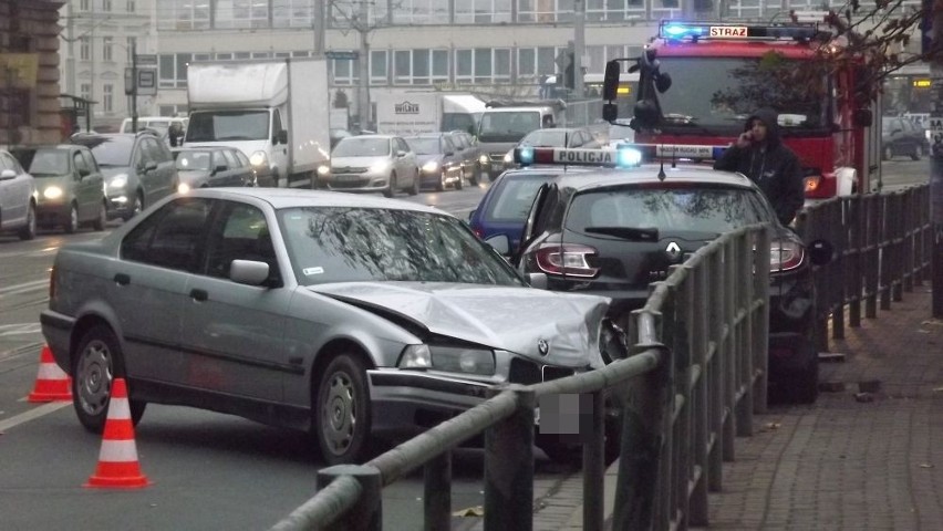 Wypadek na Podwalu: Samochód blokował torowisko. Ogromne korki (ZDJĘCIA)