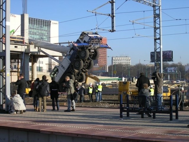 Dźwig przewrócił się na budowie dworca PKP w Poznaniu