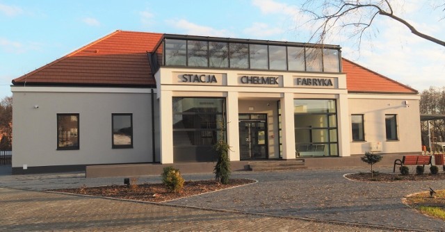 Stacja Chełmek Fabryka po zakończeniu modernizacji budynku dworca nabrała nowego blasku