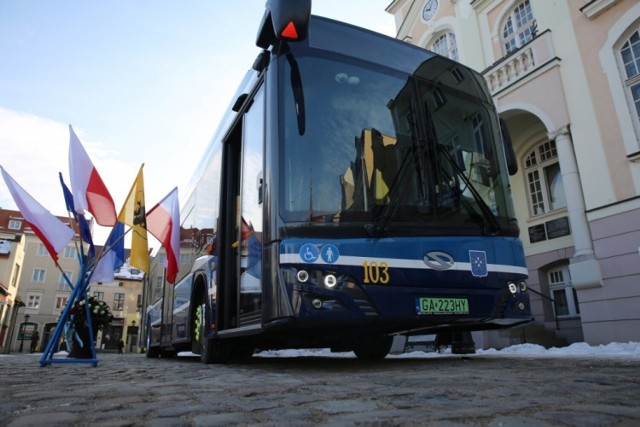 Przed lutową sesją Rady Miasta odbyło się przed wejherowskim Ratuszem przekazanie do eksploatacji trzeciego elektrycznego, fabrycznie nowego autobusu komunikacji miejskiej dla mieszkańców marki Solaris Urbino-12 Electric.